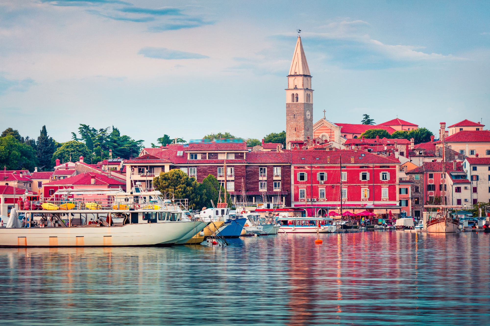 Sprehod ob obali in sveže osvetljeni Izola hoteli, ko se vse še prebuja