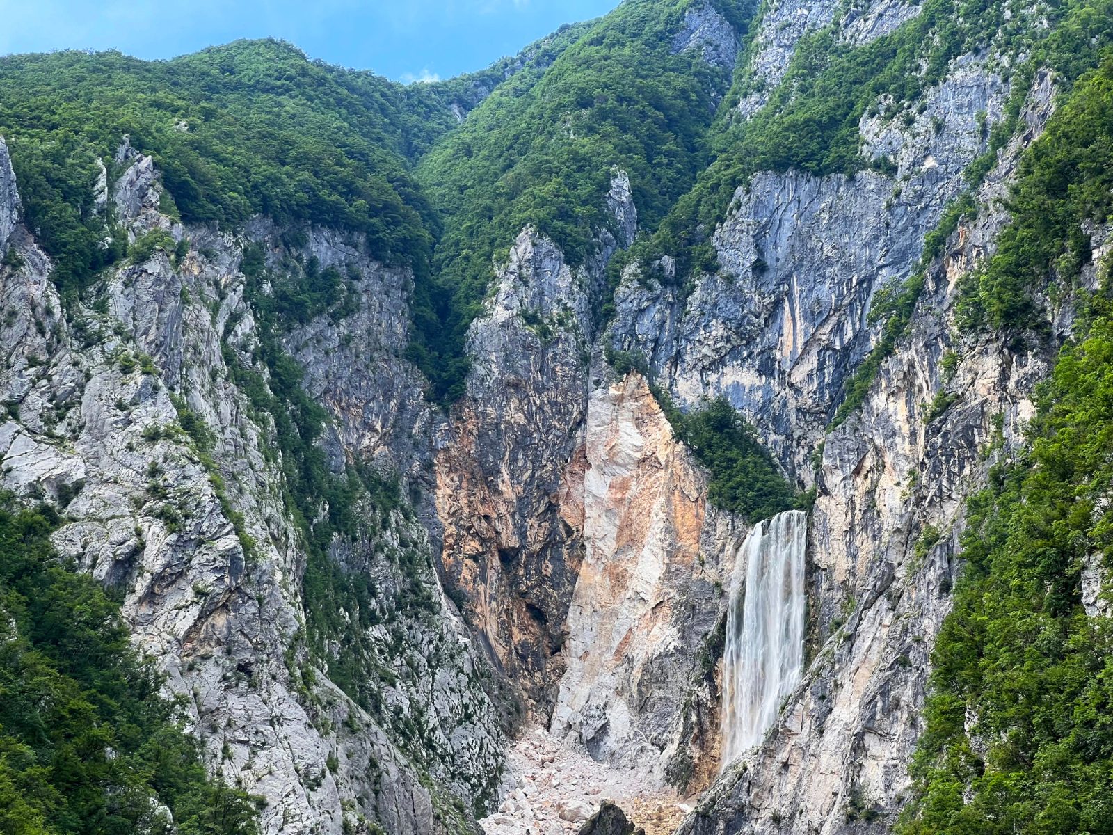 Mogočen slap Boka je najlepši spomladi